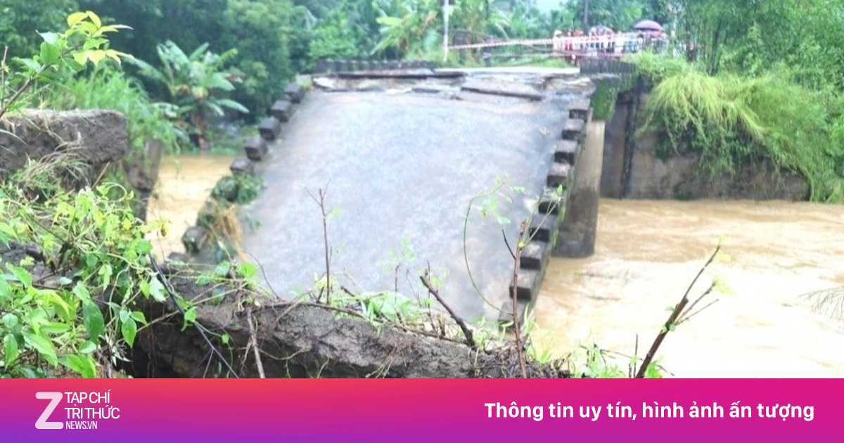 Làm cầu tạm, khắc phục tình trạng chia cắt hộ dân do sập cầu Cây Sung