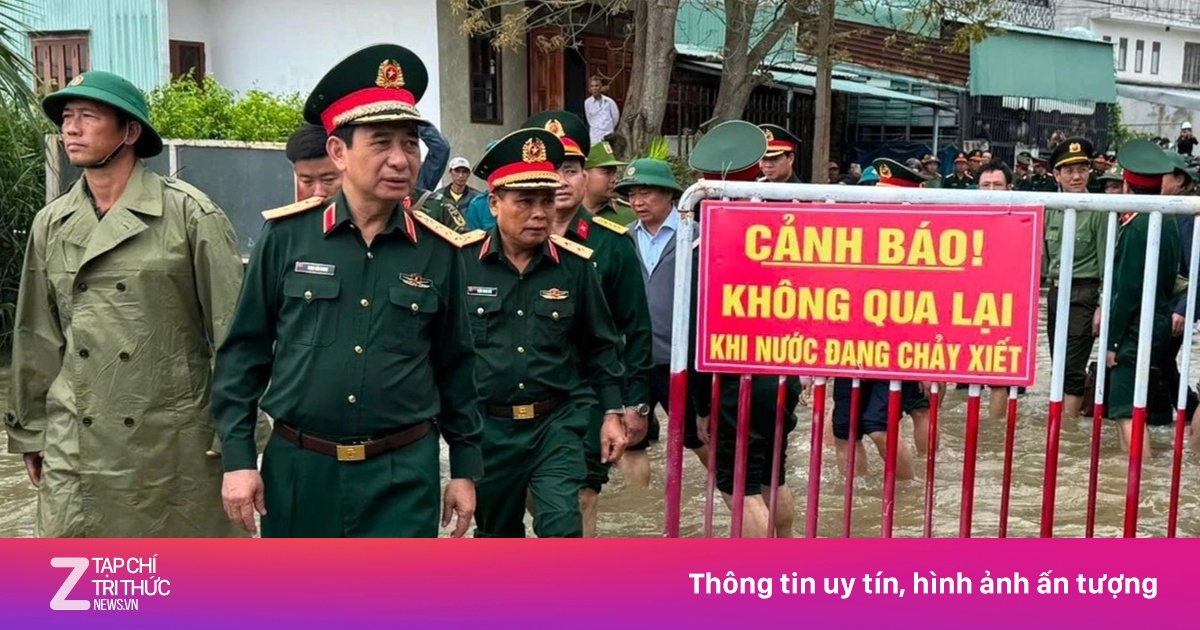 Đại tướng Phan Văn Giang thăm hỏi, động viên bà con vùng lũ Gia Lai
