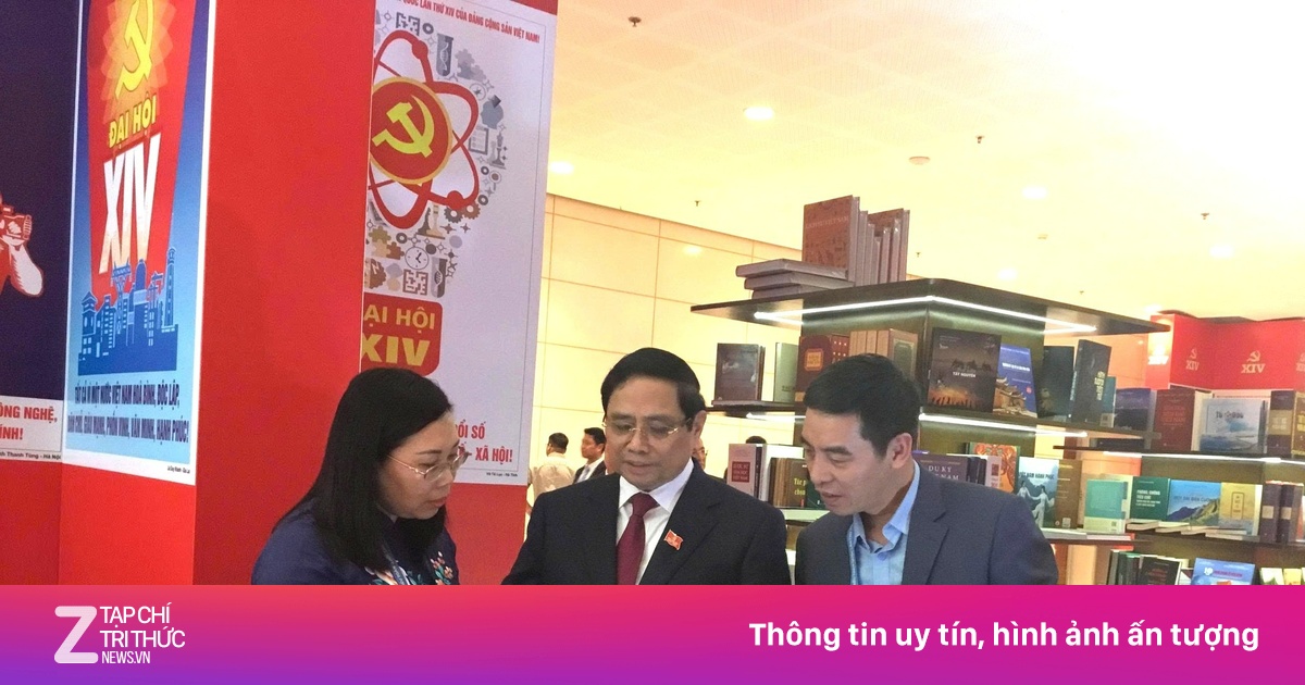 Thủ tướng thăm gian trưng bày sách báo tại Đại hội XIV của Đảng
