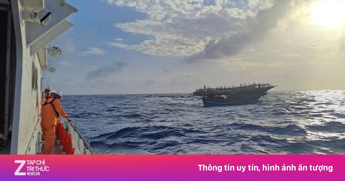 Tàu HQ 950 tham gia cứu nạn 36 ngư dân trên tàu cá bị hỏng máy