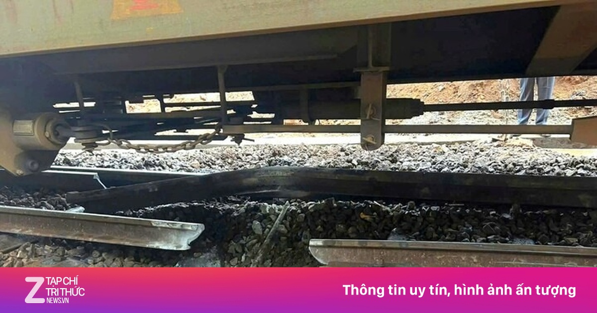 Tàu chở hàng trật bánh trên đèo Hải Vân