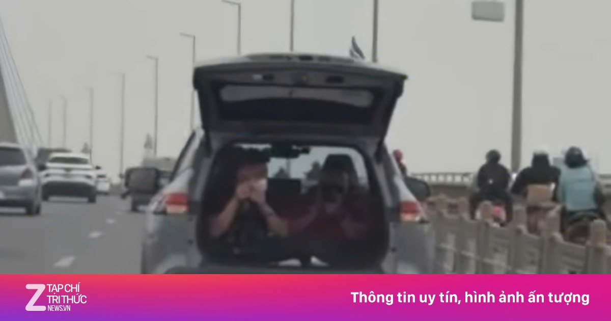 Xử phạt tài xế mở cốp, chở người trong khoang hành lý khi chạy xe