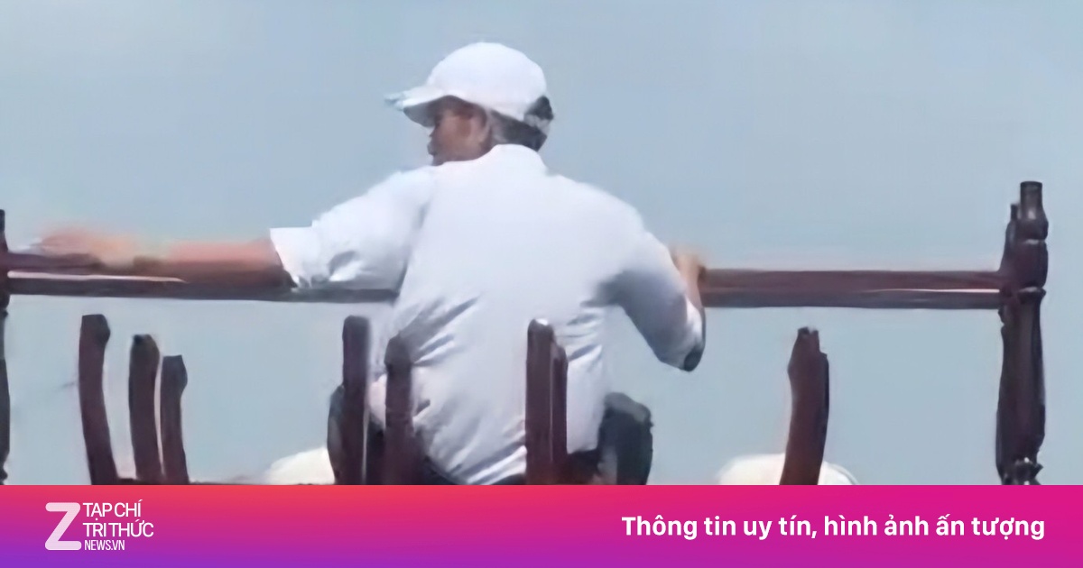 Tài xế xe biển xanh ở Huế bị phạt 15 triệu đồng vì chở người ngồi chênh vênh trên thùng