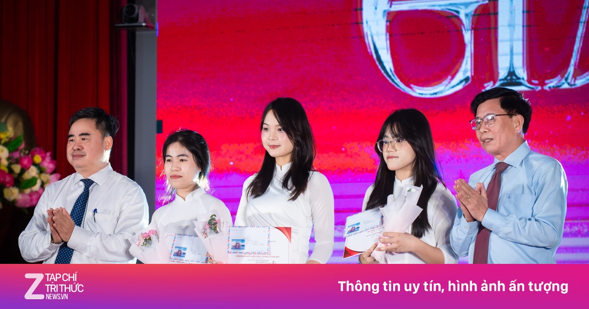 Đêm nhạc 'Dạ khúc Tháng Tư' trao giải review sách tại Học viện Báo chí