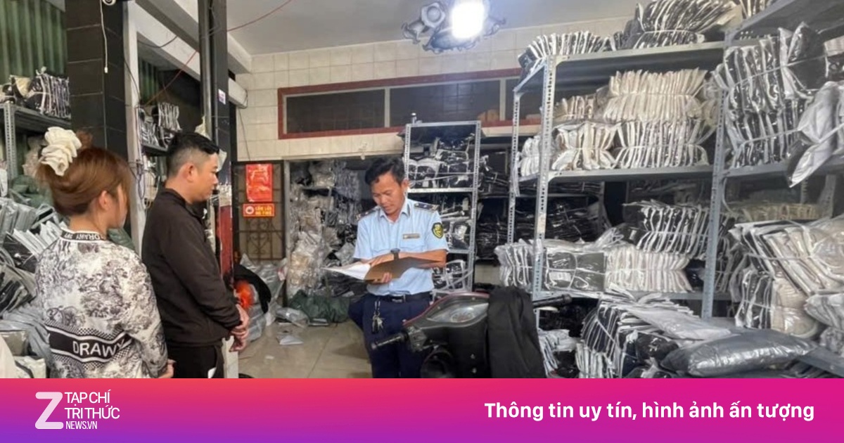 TP.HCM phát hiện 1.500 chiếc áo khoác '3 không' trên chợ mạng