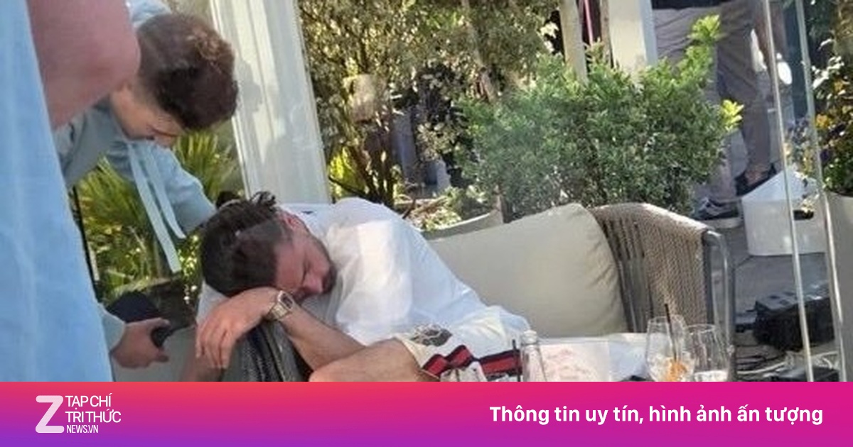 Grealish ngủ gục ở quán bar
