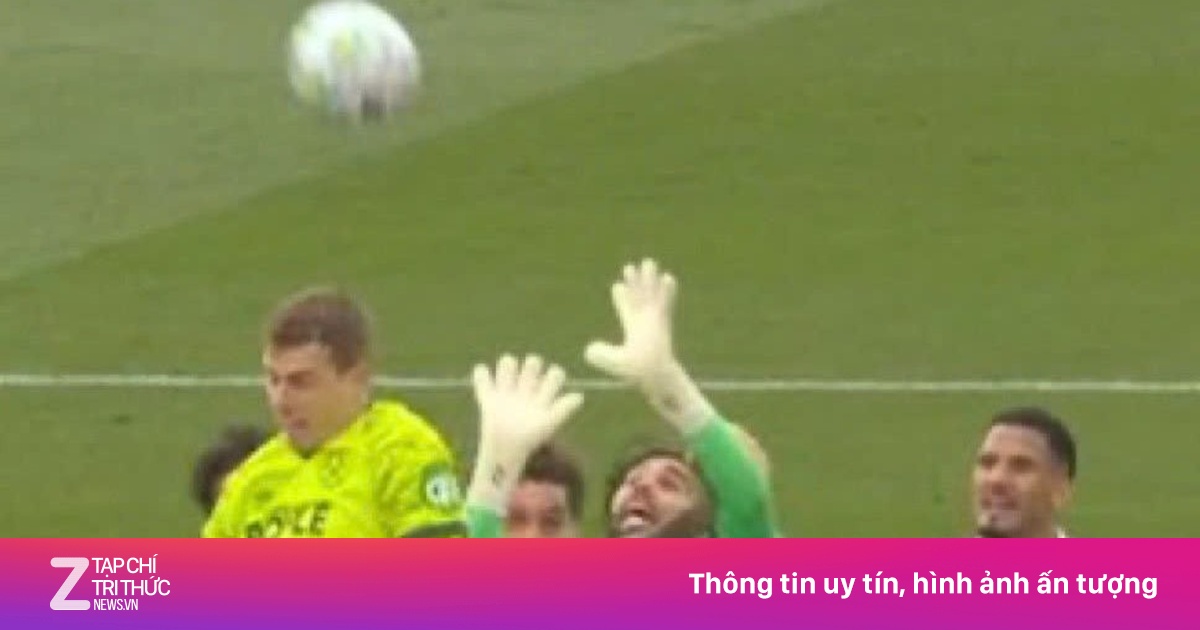 CĐV Premier League lại dậy sóng bởi quyết định của trọng tài