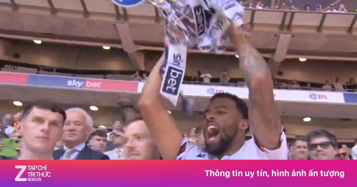 Bolton ăn mừng trở lại giải hạng nhất