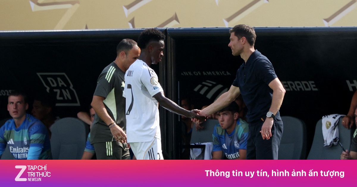 Vinicius cười khi Real thua 0-4