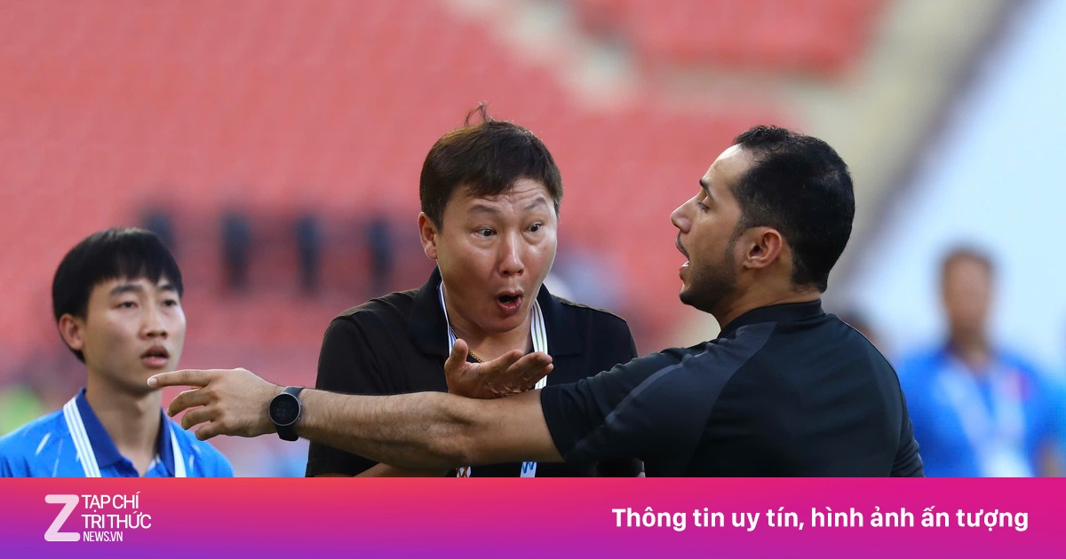 HLV Kim Sang-sik nhận thẻ vàng vì bàn gây tranh cãi của Đình Bắc