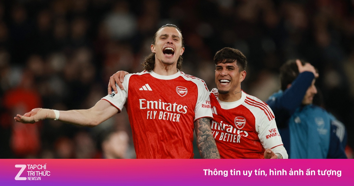 CĐV Arsenal đòi tạc tượng Calafiori sau pha bóng khó tin