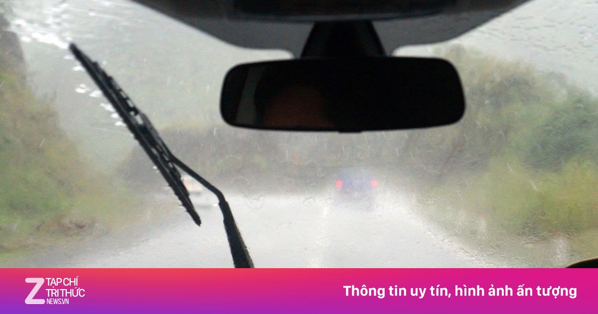 Trời mưa lớn, nên mở hay tắt đèn Hazard?
