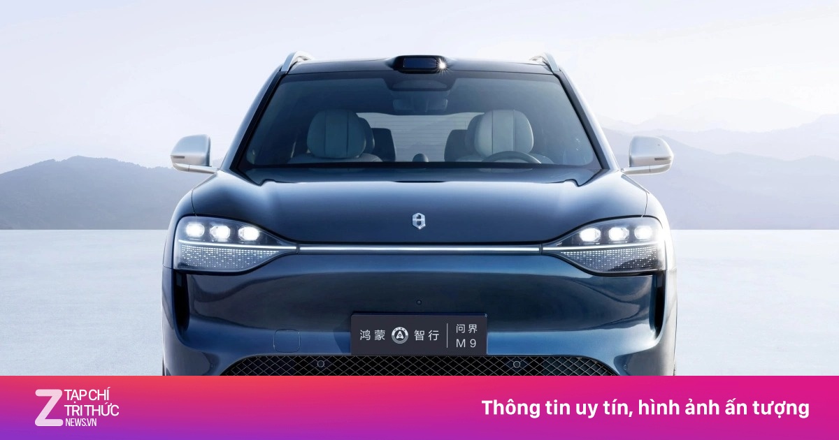 Xe điện Trung Quốc chiếu phim bằng đèn pha
