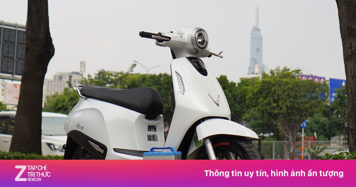 Thử đổi pin xe máy điện VinFast - khó hay dễ?