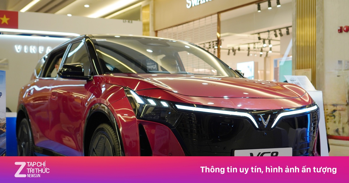 VinFast VF 8 thế hệ mới đầu tiên xuất hiện tại TP.HCM, giá dưới 1 tỷ đồng