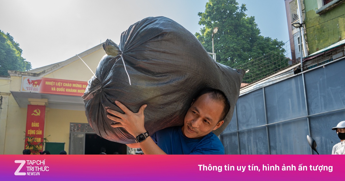 Dân thủ đô bốc hàng chục tấn hàng gửi cứu trợ miền Trung