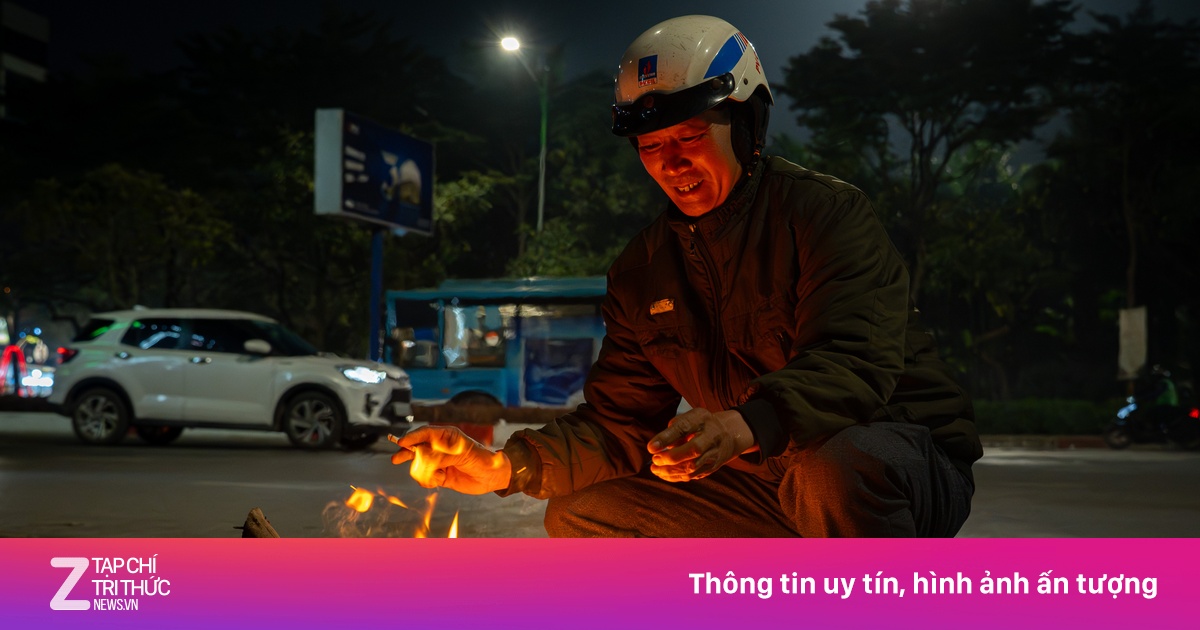Người dân Hà Nội đốt lửa sưởi ấm dưới cái rét 10 độ C