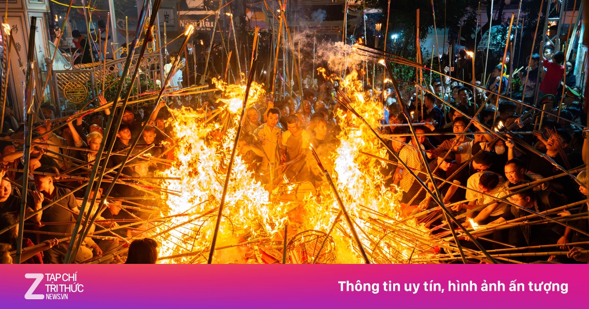 Hàng trăm người chen nhau lúc nửa đêm rước lửa thiêng cầu may tại Hà Nội