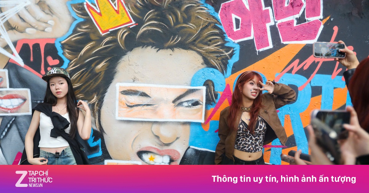 Cận cảnh bức tường graffiti vẽ nam thần cao 1,9 m gây sốt