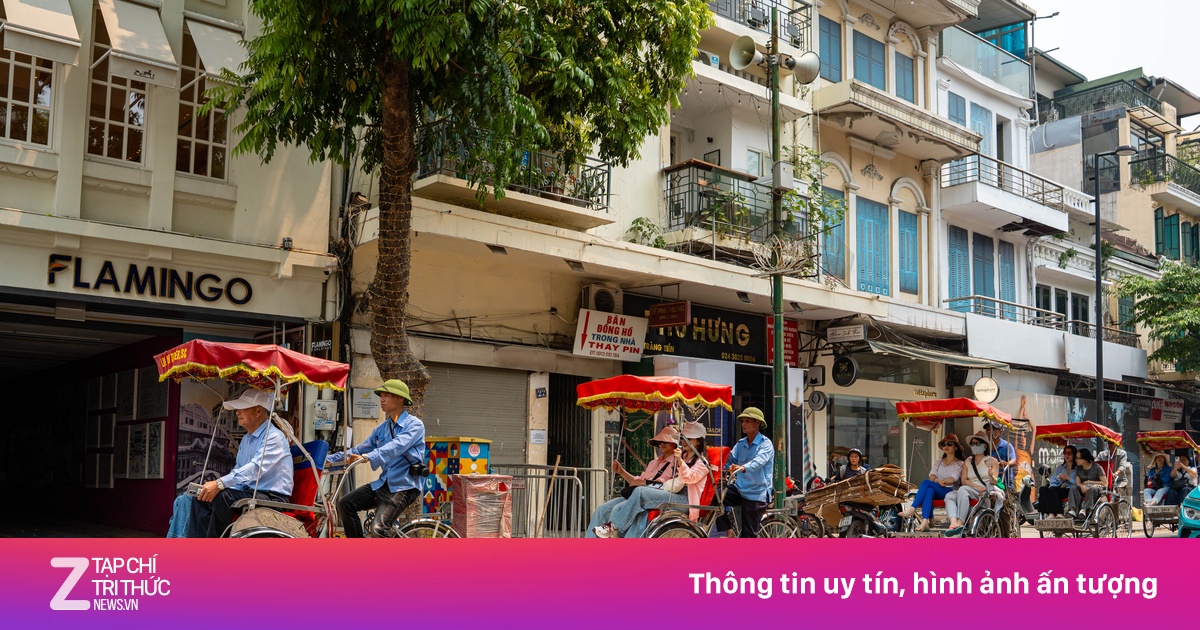 Đường phố Hà Nội cày xới nham nhở, người dân chật vật khi lưu thông