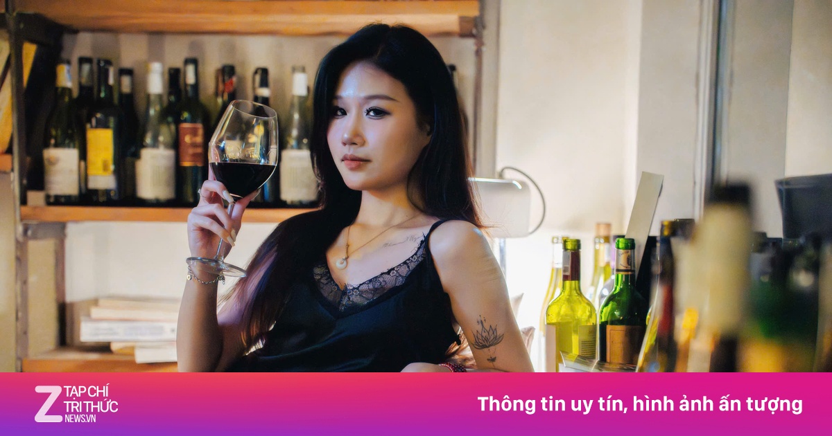 Quán sáng bán cà phê, tối bán rượu vang ở vỉa hè Hà Nội