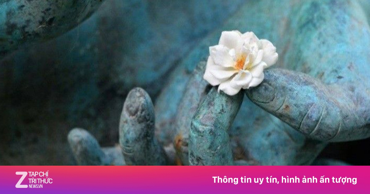Sách 'Lá Hoa Trên Đường Về' Giải Đáp Thắc Mắc Về Câu Chú Án Ma Ni Bát Di Hồng