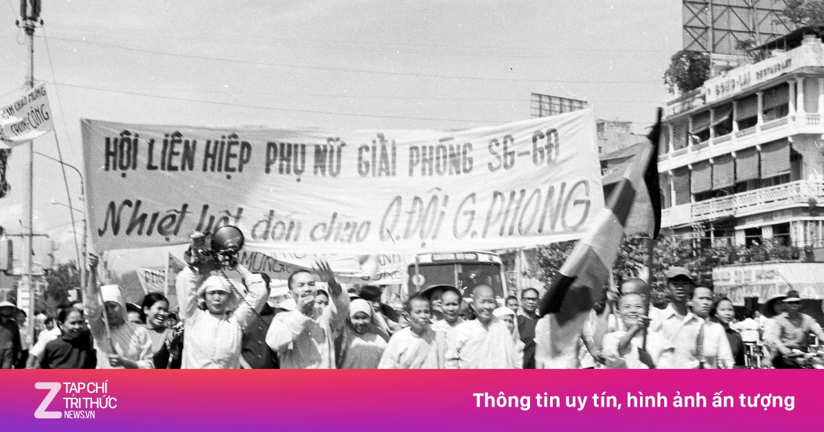 Khoảnh khắc người dân đổ ra đường mừng đất nước trọn niềm vui