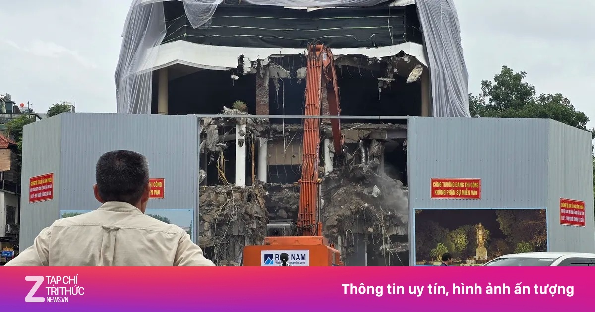 Hà Nội phun nước chống bụi phá dỡ tòa nhà Hàm cá mập