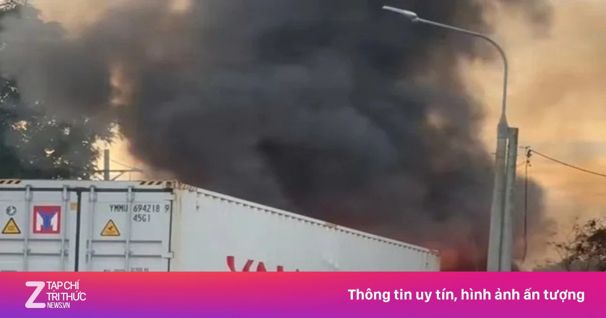 Hai xe đầu kéo cháy rụi sau va chạm