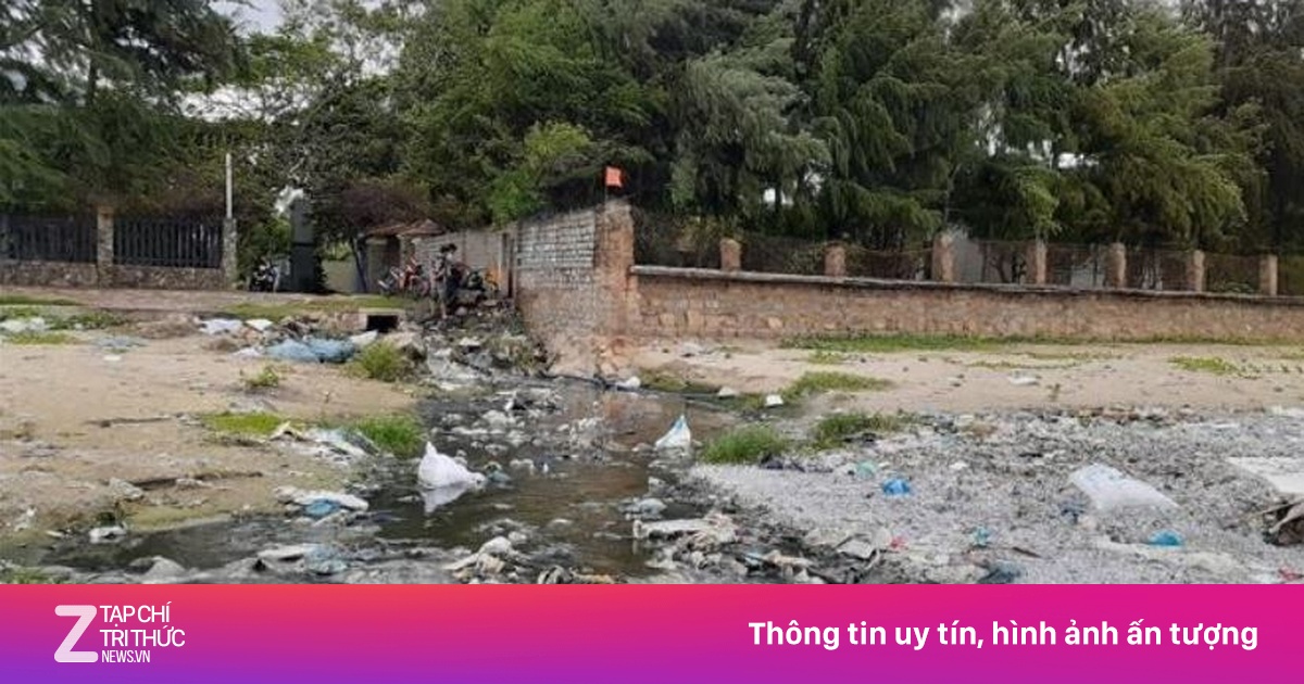 Rác thải ngập khu bờ kè xã Long Hải ở TP.HCM