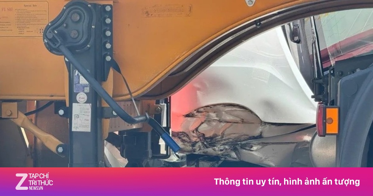 3 người trong ôtô thoát chết sau cú va chạm kinh hoàng với container