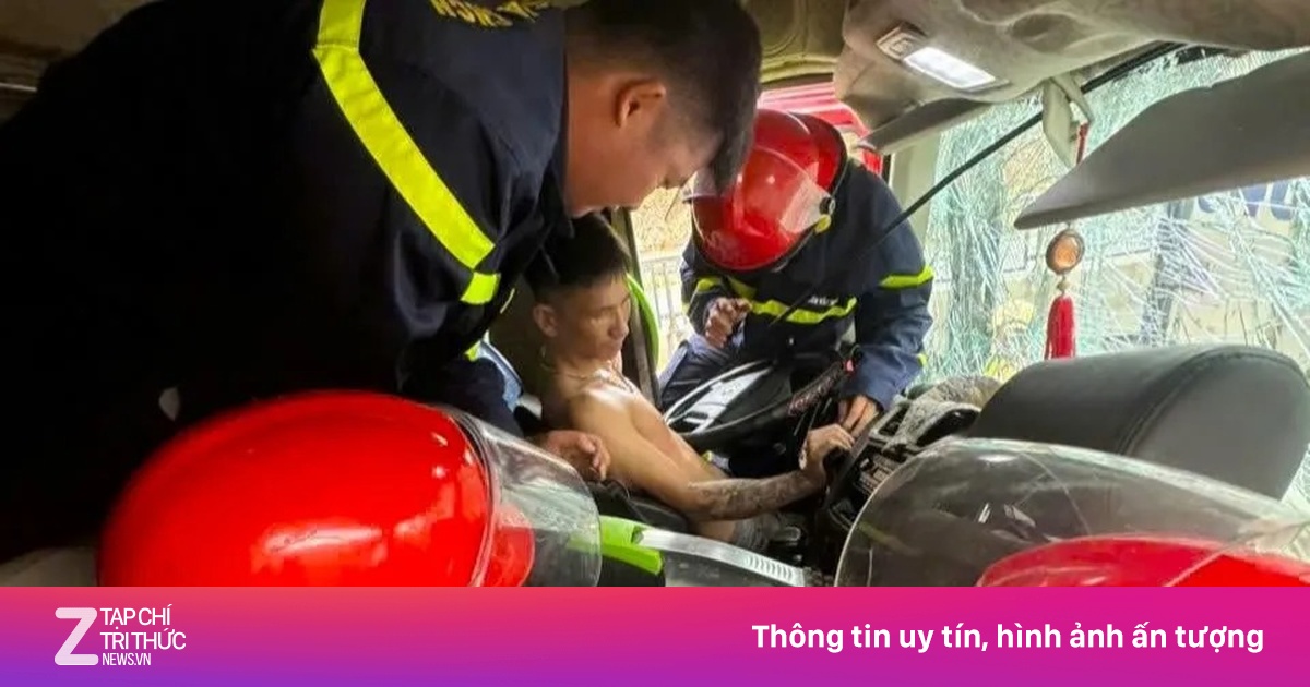 Tài xế kẹt trong cabin biến dạng sau tai nạn trên cao tốc Diễn Châu