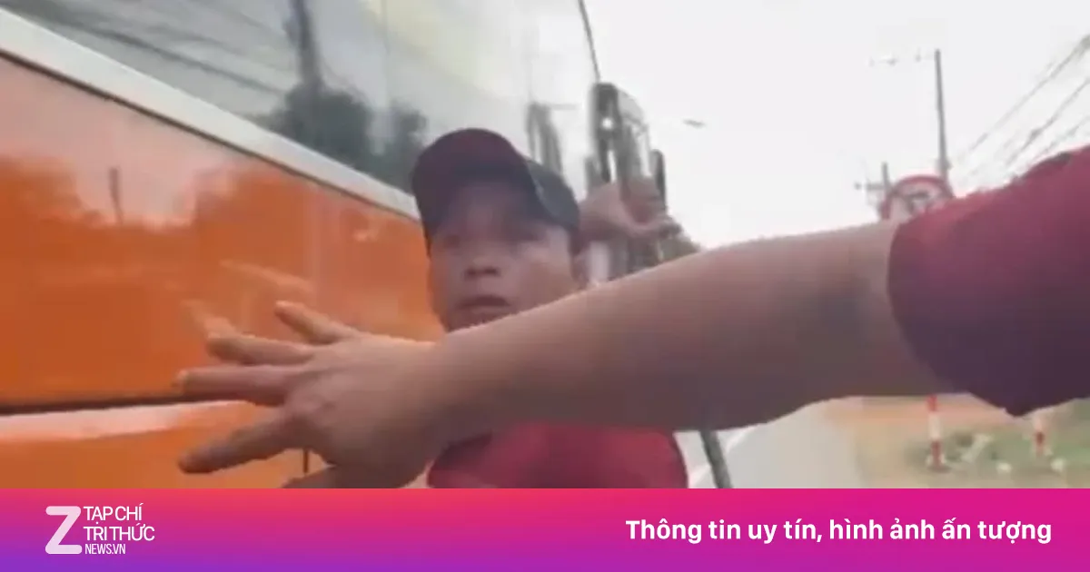 Phụ xe khách cầm gậy đe dọa người đi đường ở TP.HCM