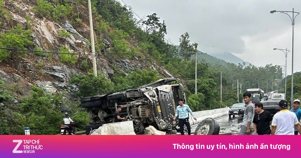 Xe tải lật chắn ngang đèo Cù Hin nối Nha Trang với sân bay Cam Ranh