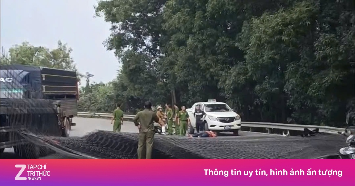 Hàng chục tấn thép văng khỏi xe đầu kéo, nhiều người bị thương