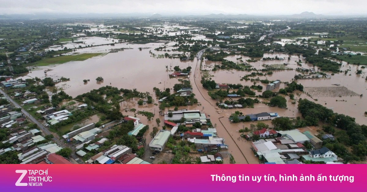 Nước lũ làm xô lệch dải phân cách QL1, cuốn trôi tàu thuyền ở Lâm Đồng