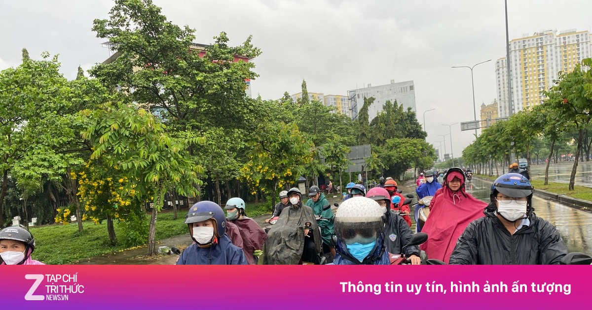 Bầu trời TP.HCM tối sầm, mưa lớn diện rộng từ sáng sớm