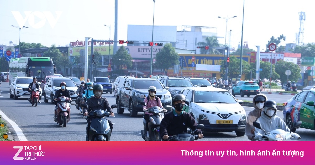 TP.HCM lạnh rõ rệt, người dân khoác kín áo ấm khi ra đường