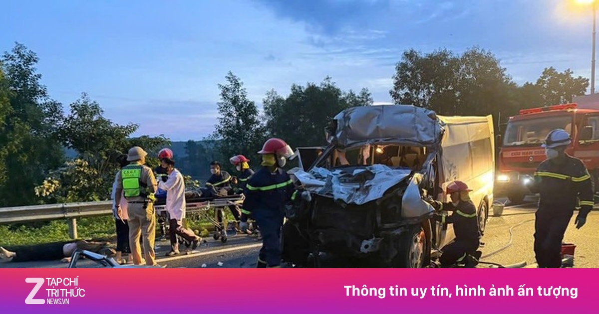 Xe khách va chạm với xe đầu kéo trên cao tốc, 3 người chết