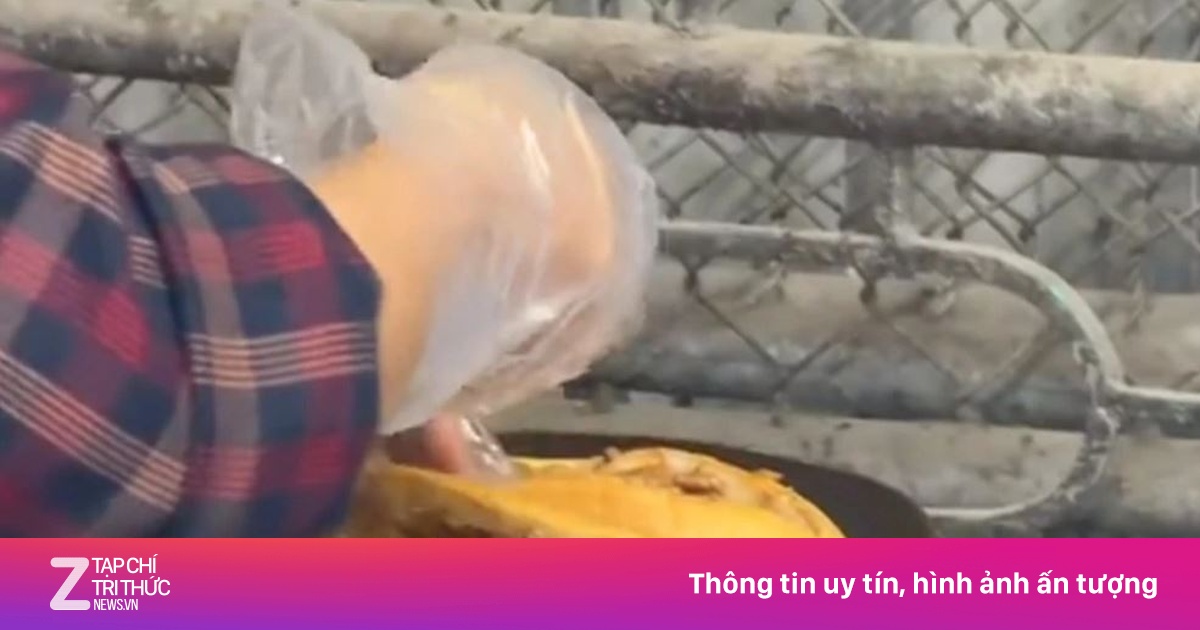 Xác minh vụ nhân viên bỏ đồ ăn trong miệng vào bánh mì của khách