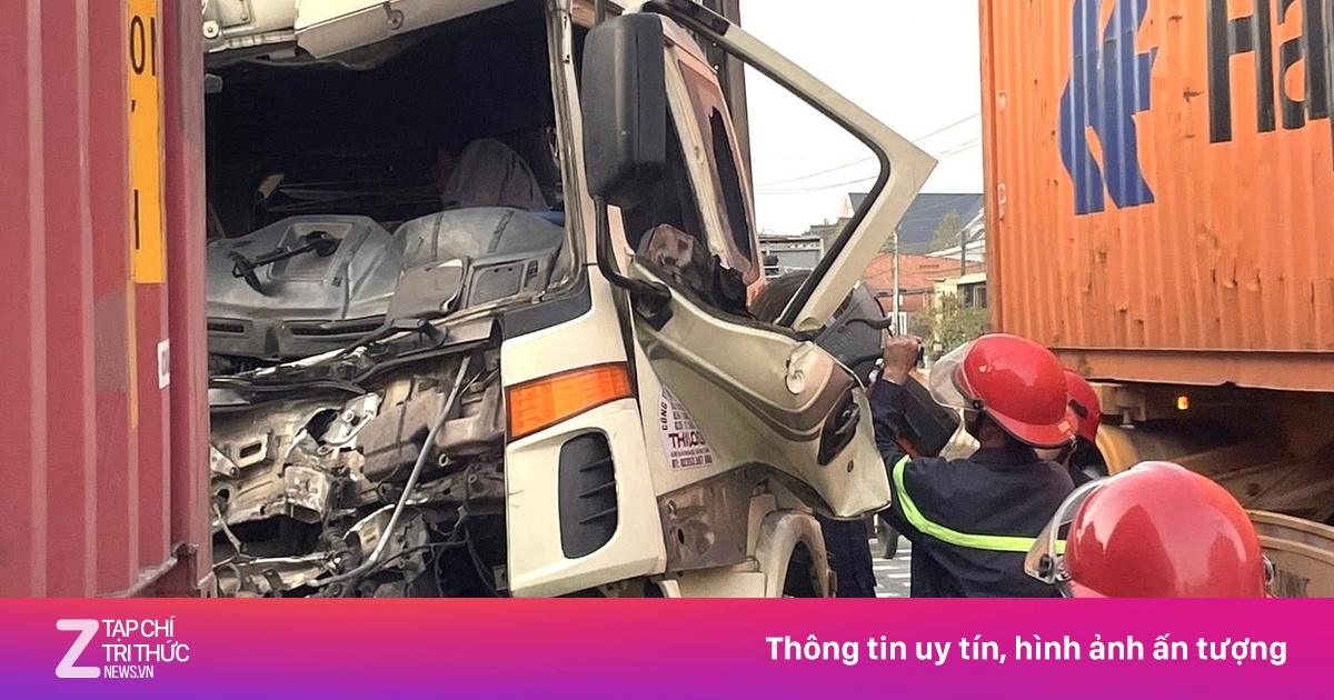 Tông vào xe đầu kéo ở TP.HCM, tài xế mắc kẹt trong cabin