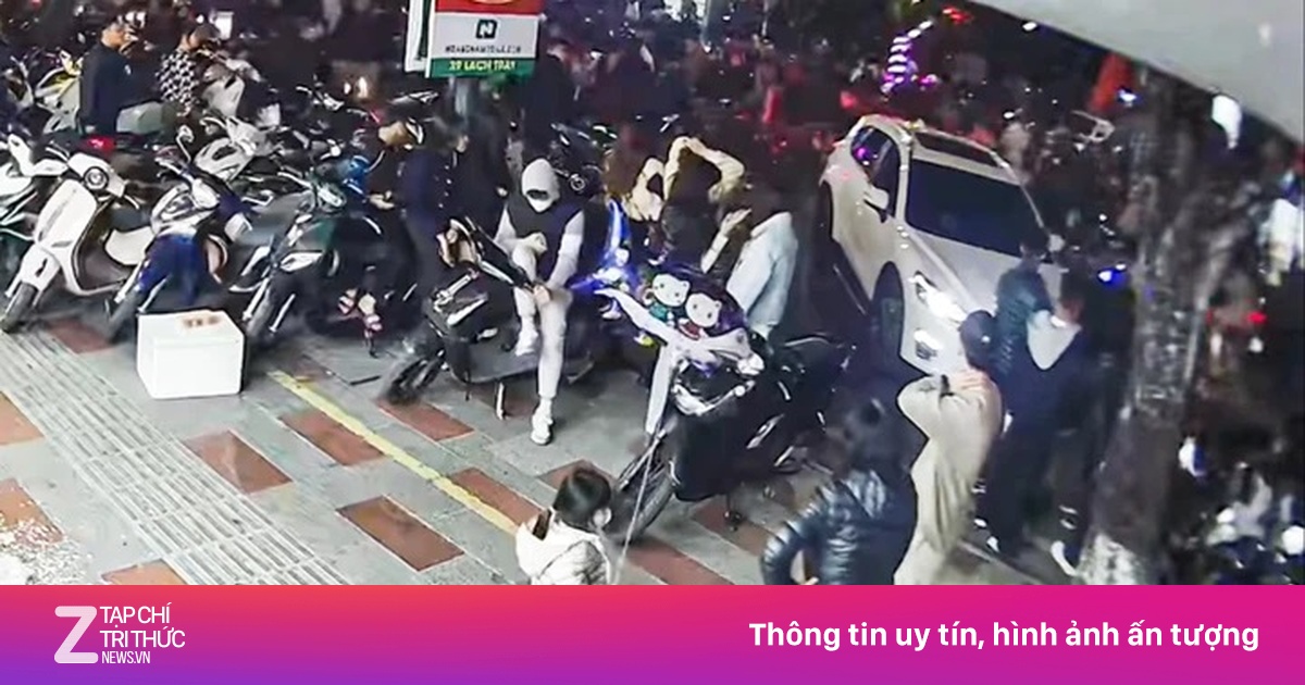 Xe lùi giữa biển người xem pháo hoa, tài xế mất kiểm soát gây náo loạn