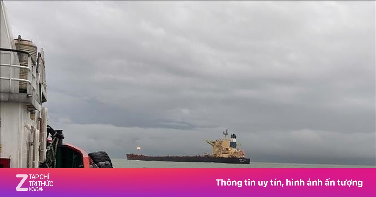 Tàu nước ngoài mắc cạn tại vùng biển Dung Quất