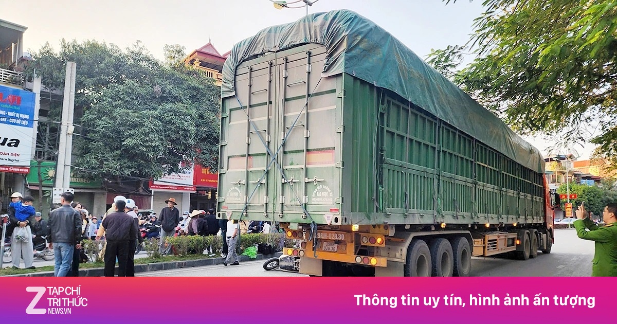 Xe máy mất lái, người phụ nữ tử vong dưới bánh xe đầu kéo