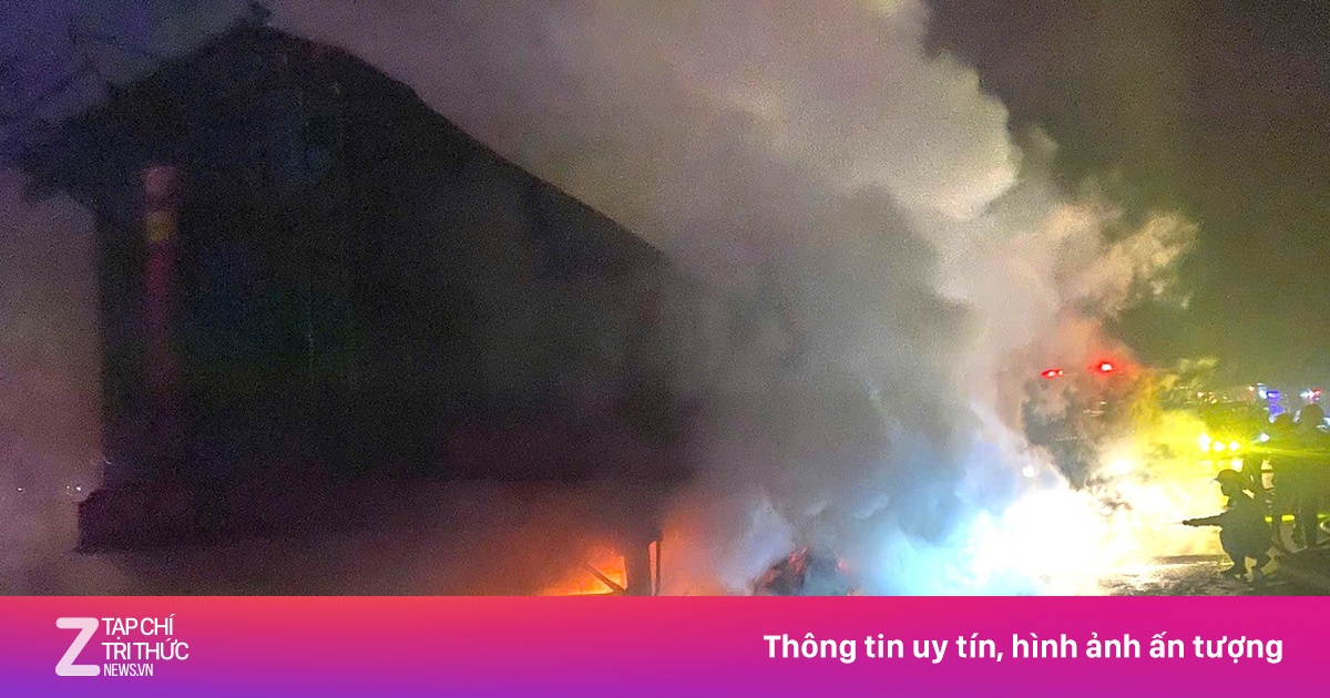 Xe đầu kéo chở than cháy dữ dội trên cao tốc Bắc - Nam