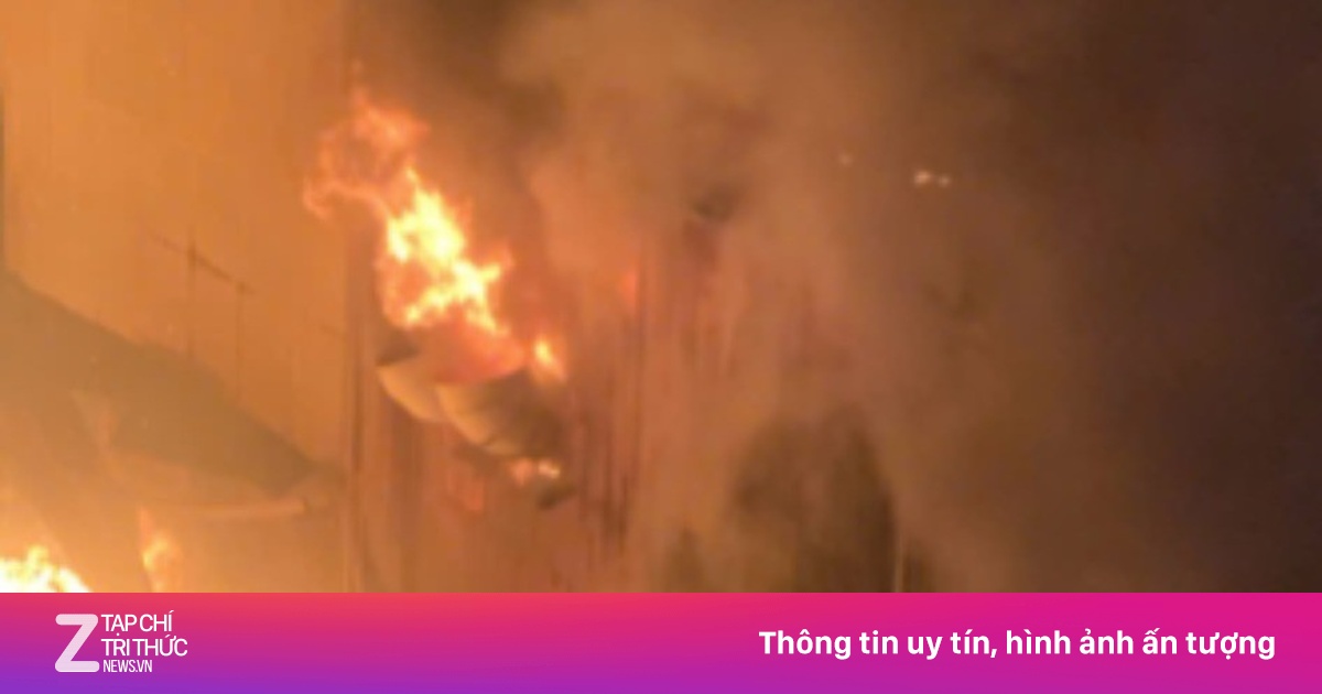 Xưởng đồ gỗ ở Hà Nội bốc cháy trong đêm