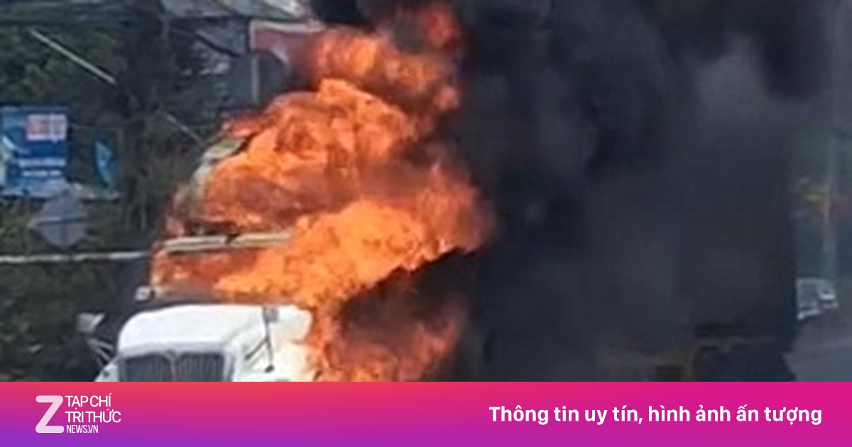 Xe đầu kéo cháy ngùn ngụt trên quốc lộ qua Đồng Nai