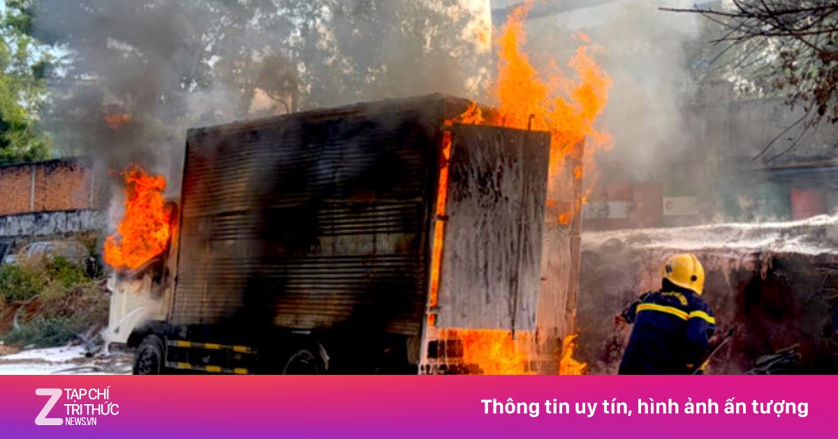 Xe chở xăng cháy dữ dội gần cây xăng