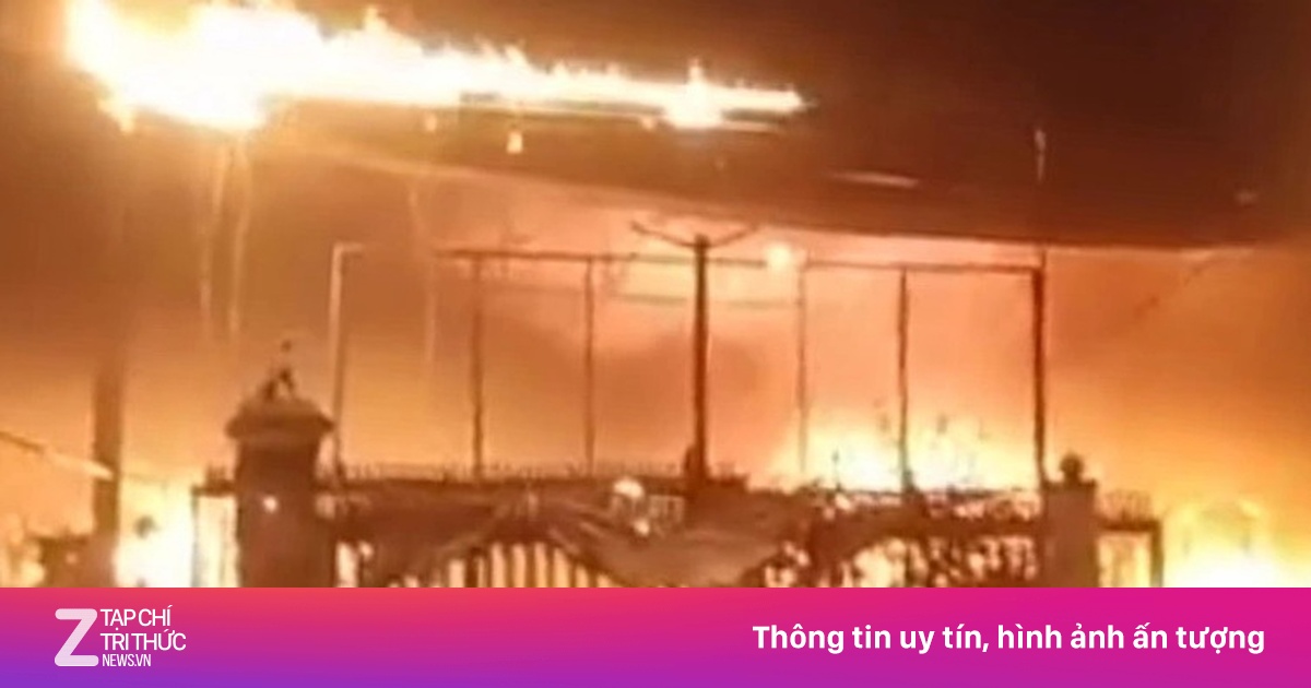 Cháy dữ dội tại cơ sở mai táng Phước Vinh ở TP.HCM