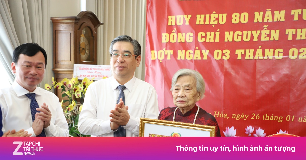 Cụ bà 96 tuổi nhận Huy hiệu 80 năm tuổi Đảng ở TP.HCM
